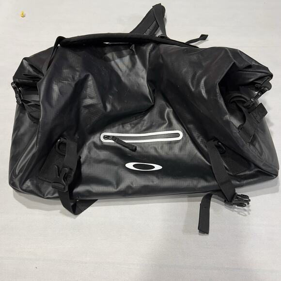 Oakley Motion 42L Factory Pilot Bag Blackout Roll Top Carry Case Backpack - Picture 2 of 8